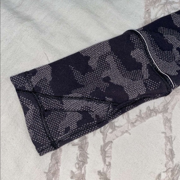 Lululemon Black Camo Long Sleeve Women’s Size 4 - Picture 4 of 6